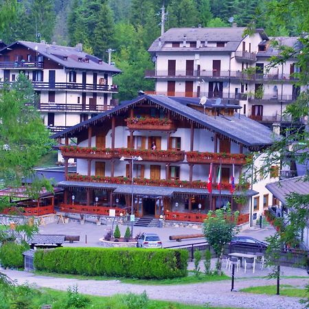 Hotel Le Pinete 皮亚扎托雷 外观 照片
