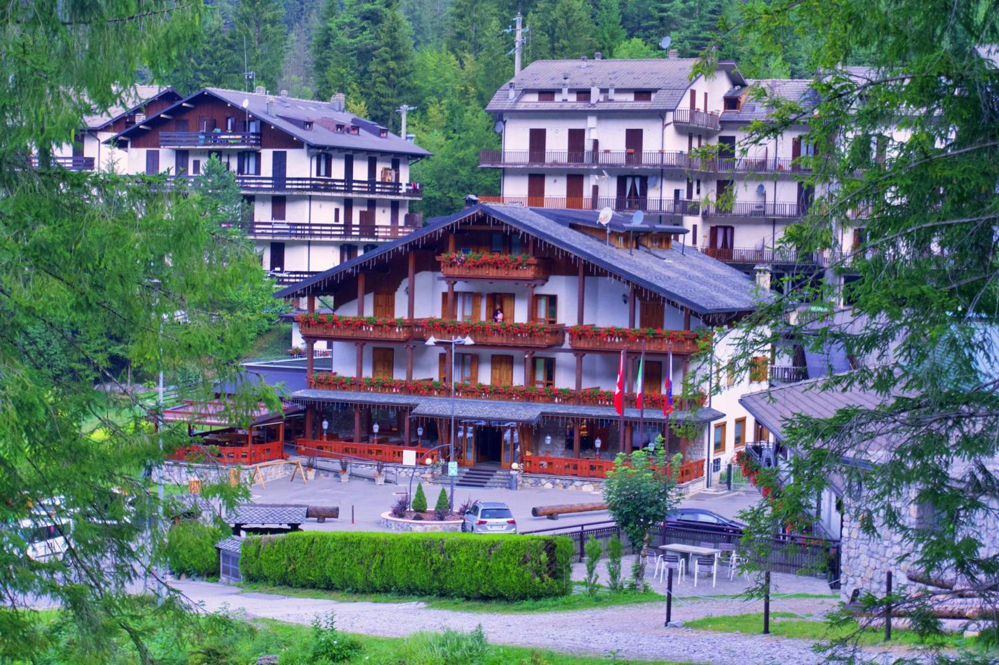 Hotel Le Pinete 皮亚扎托雷 外观 照片