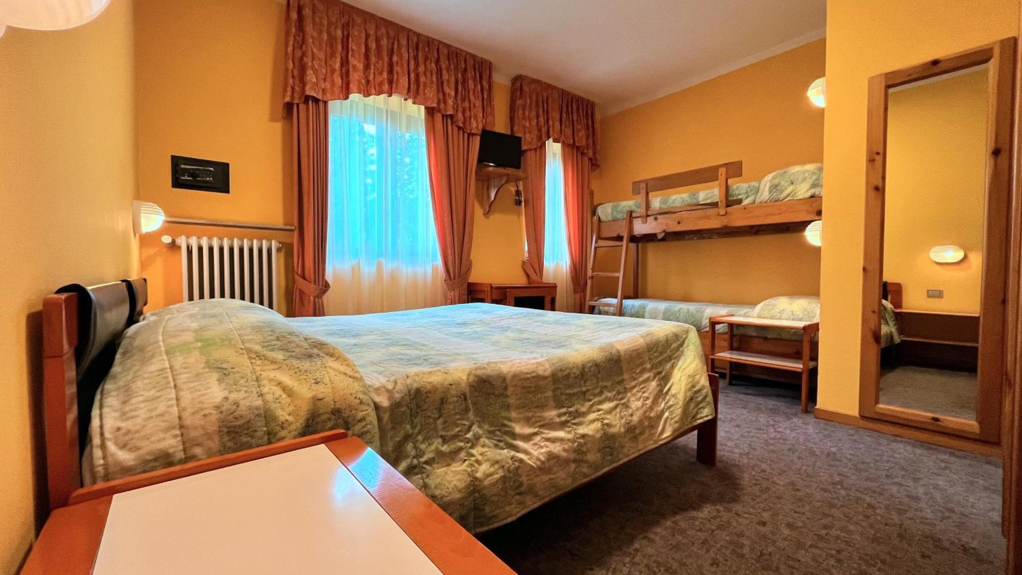 Hotel Le Pinete 皮亚扎托雷 外观 照片