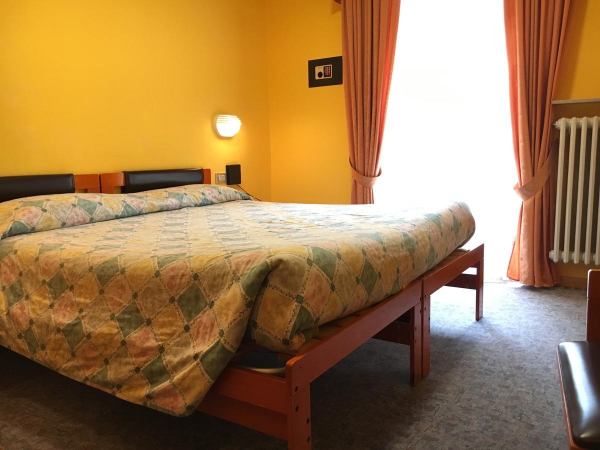Hotel Le Pinete 皮亚扎托雷 外观 照片