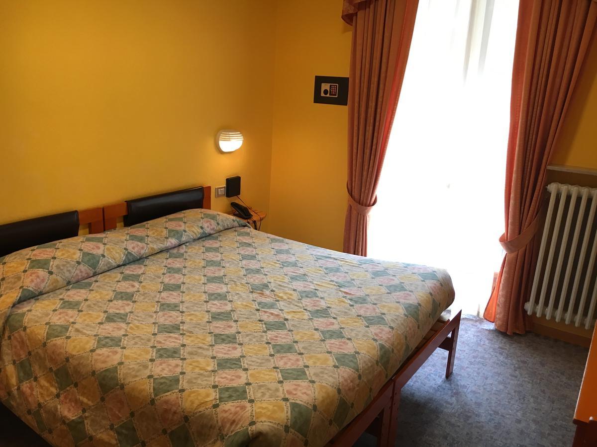 Hotel Le Pinete 皮亚扎托雷 外观 照片