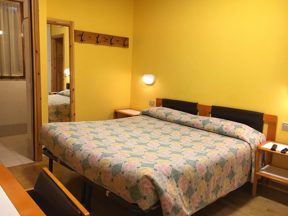 Hotel Le Pinete 皮亚扎托雷 外观 照片